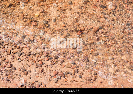 La côte de la mer de près. La texture du sable et de l'eau et l'arrière-plan Banque D'Images