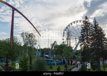 Grande roue et montagnes russes dans le parc d'amusement. La ville de Saint-Pétersbourg Divo Ostrov. Banque D'Images