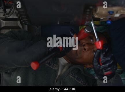 Le sergent de l'US Air Force. Jarvis Williams, chef d'équipe affectée à la 494e Unité de maintenance des avions de la Royal Air Force de Lakenheath, en Angleterre, s'efforce de supprimer une cellule d'entraînement des accessoires montés à partir d'un F-15E Strike Eagle avion de combat double le 8 juin 2016, au cours de l'exercice Red Flag Alaska (RF-A) 16-2 à Eielson Air Force Base, en Alaska. Les chefs d'équipage affecté à RF-A doit apprendre à fonctionner rapidement dans un environnement de combat simulé le rythme des opérations, sans compromettre la sécurité. (U.S. Air Force photo par Airman Isaac Johnson) Banque D'Images