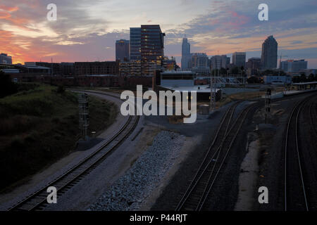 Vue du pont de la skyline Boylan du centre-ville de Raleigh North Carolina at sunrise Banque D'Images