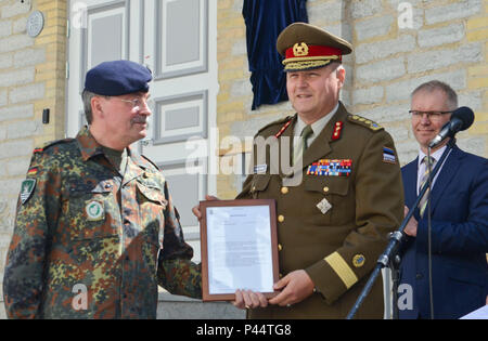 Le lieutenant général estonien Riho Terras, le commandant de la Forces de défense de l'Estonie, remet une plaque au Lieutenant-général allemand Manfred Hofmann, commandant du Corps multinational nord-est le pendant la cérémonie de la nouvelle unité d'intégration des forces de l'OTAN, bâtiment du siège, à Tallinn, Estonie, 13 juin 2016. La NFIU est l'un des six 40-personne au siège de l'OTAN établie le long du flanc est de l'Alliance. Conçu et monté pour faciliter la réception et le mouvement de l'OTAN et les forces du pays partenaire dans le pays où ils résident dans la NFIU, font partie de l'adaptation de l'OTAN à un environnement de sécurité Banque D'Images