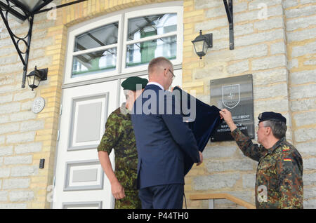 Ministre de la défense de l'Estonie, Hannes Hanso, et le général allemand Manfred Hofmann, commandant de la corps multinational nord-est, de découvrir la nouvelle force de l'OTAN au siège de l'unité d'intégration de la plaque de construction au cours d'une cérémonie pour célébrer l'ouverture officielle de l'immeuble à Tallinn, Estonie, 13 juin 2016. La NFIU est l'un des six 40-personne au siège de l'OTAN établie le long du flanc est de l'Alliance. Conçu et monté pour faciliter la réception et le mouvement de l'OTAN et les forces du pays partenaire dans le pays où ils résident dans la NFIU, font partie de l'adaptation de l'OTAN à une sûreté env Banque D'Images