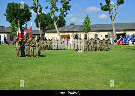 Des soldats de l'armée américaine d'Afrique et des carabiniers italiens se préparent pour une cérémonie de changement de commandement du quartier général et du bataillon de quartier général à Caserma Ederle, Vicence, Italie, le 10 juin 2016. La cérémonie implique les dirigeants des États-Unis et de l’OTAN pour superviser le transfert des responsabilités de commandement, soutenir la continuité opérationnelle et coordonner avec la Force opérationnelle d’Europe du Sud pour la préparation militaire, la stratégie et la coopération multinationale au sein des structures de l’USARAF et de l’OTAN. Banque D'Images