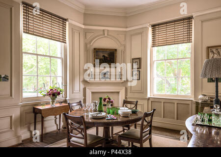 Table à manger en bois et des chaises en chambre lambrissée crème Banque D'Images