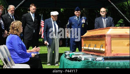 Le Lieutenant-colonel à la retraite Richard Cole, le dernier survivant Doolittle Raider, centre, rend hommage au Sergent. David J. Thatcher le 27 juin 2016, à Missoula, au Montana, Thatcher a été la deuxième à dernier Doolittle Raider et est récipiendaire de la médaille d'or du Congrès et de la Force aérienne Silver Star. Ses autres décorations : la Distinguished Flying Cross, médaille de l'air avec quatre grappes de feuilles de chêne, et l'armée chinoise, de la Marine et de l'Air Medal. Banque D'Images