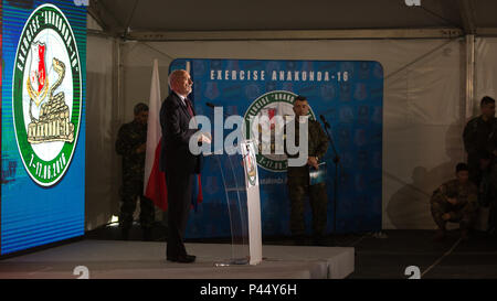 Le ministre de la défense, Antoni Macierewicz donne un discours à l'occasion d'Anakonda 2016 à Bucierz Promorskie dans Gamme Drawsko, Pologne, 16 juin 2016. Anakonda 2016 est un exercice multinational dirigée par la Pologne, qui a lieu tout au long de la Pologne à partir de juin 7-17. Cet exercice implique plus de 31 000 participants de plus de 20 nations. (U.S. Photo de l'armée par la FPC. Casey/Dinnison libéré) Banque D'Images