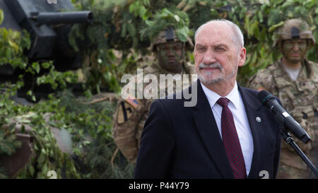 Le ministre de la défense, Antoni Macierewicz prononce un discours après un exercice de tir réel au cours Anakonda 2016 à Bucierz Promorskie dans Gamme Drawsko, Pologne, 16 juin 2016. Anakonda 2016 est un exercice multinational dirigée par la Pologne, qui a lieu tout au long de la Pologne à partir de juin 7-17. Cet exercice implique plus de 31 000 participants de plus de 20 nations. (U.S. Photo de l'armée par la FPC. Casey/Dinnison libéré) Banque D'Images