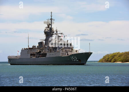 160628-N-QL961-151 PEARL HARBOR (28 juin 2016) de la Royal Australian Navy navire HMAS Warramunga (FFH 152) arrive à une base commune pour Harbor-Hickam Pearl of the Pacific Rim 2016. Vingt-six nations, plus de 40 navires et sous-marins, plus de 200 avions et 25 000 personnes participent à l'EXERCICE RIMPAC du 30 juin au 4 août, dans et autour des îles Hawaï et la Californie du Sud. Le plus grand exercice maritime international RIMPAC, offre une formation unique qui aide les participants à favoriser et soutenir les relations de coopération qui sont essentielles pour assurer la sécurité de l'al. Banque D'Images