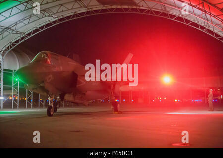 Un F35B Lightning II se prépare à décoller de Marine Corps Air Station Beaufort le 29 juin. L'Escadron de chasse maritime Formation attaque 501 pilotes et responsables sont voyager au Royaume-Uni à l'appui de la Royal International Air Tattoo et de Farnborough. Le personnel et l'équipement à la fois le Corps des Marines des États-Unis et la Royal Air Force britannique travailleront ensemble pour afficher les capacités du F-35B. Leur arrivée au Royaume-Uni sera la première fois, le F-35 a été sur le sol britannique. Et. Ldr. Hugh Nichols de la RAF sera également le premier pilote britannique à voler le F-35 dans le Banque D'Images