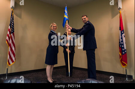 Le lieutenant-Colonel Leon Dodroe reçoit le drapeau du colonel Bobbi Doorenbos, 188ème commandant d'Escadre, alors qu'il assume le commandement de la 188ème Groupe des opérations le 26 juin 2016, la base de la Garde nationale aérienne descendante, Fort Smith, Ark. en tant que commandant, Dodroe viendra compléter l'aile a pour mission la conversion à la MQ-9 Reaper et continuer la tradition de professionnalisme et de dévouement au sein de la 188ème OG. (U.S. Photo de la Garde nationale aérienne Aviateur Senior Cody Martin/libérés) Banque D'Images
