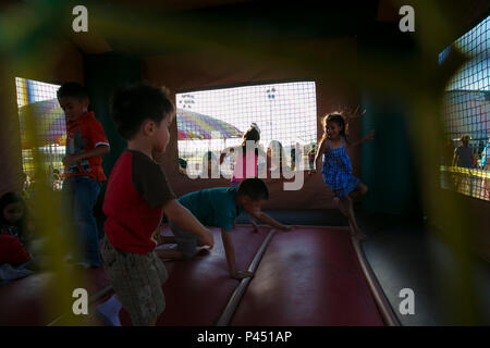 Les enfants jouent dans une structure gonflable bounce house au camion alimentaire au Festival Del Valle Domaine à bord du Marine Corps Air Ground Combat Center, Twentynine Palms, Californie, le 23 juin 2016. La ville de Palm Desert a organisé cet événement pour soutenir les Marines et les familles du 7e Régiment de Marines. Une variété de camions étaient présents, y compris ; Richeeze, chariot élévateur, Okamoto et Sabores de Mexico. (Marine Corps photo par Lance Cpl. Dave Flores/libérés) Banque D'Images