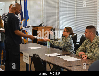 Réserve individuelle d'un membre de participer à l'IRR annuel Muster, le 24 juin à la 132e Escadre de Des Moines, Iowa. Le but de l'obtenir est d'évaluer le nombre de tri aviateurs sont disponibles pour des appels d'urgence. (U.S. Photo de la Garde nationale aérienne par le sergent. Michael J. Kelly/libérés) Banque D'Images
