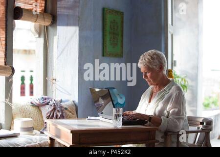 Titre original : THE BEST EXOTIC MARIGOLD HOTEL. Titre en anglais : THE BEST EXOTIC MARIGOLD HOTEL. Film Réalisateur : John Madden. Année : 2011. Stars : Judi Dench. Crédit : 20TH CENTURY FOX / Album Banque D'Images