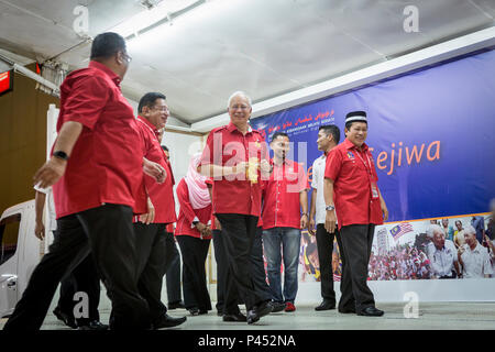 Najib Razak (c), la Malaisie de l'ancien Premier Ministre, arrive à la United Malays National Organisation (UMNO) Assemblée générale de l'Assemblée générale lors du Putra World Trade Centre (PWTC) à Kuala Lumpur, Malaisie, le mardi, 8 décembre, 2015. Banque D'Images