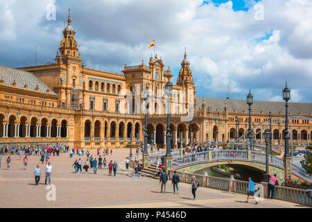 Plaza de Espana Séville, vue sur les personnes marchant dans l'historique Plaza de Espana à Séville (Séville) un après-midi d'été, Andalousie, Espagne. Banque D'Images