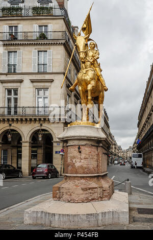 PARIS, FRANCE - 08 août 2017 : un bronze doré sculpture équestre de Jeanne d'Arc par Emmanuel Frémiet dans la place des Pyramides à Paris Banque D'Images