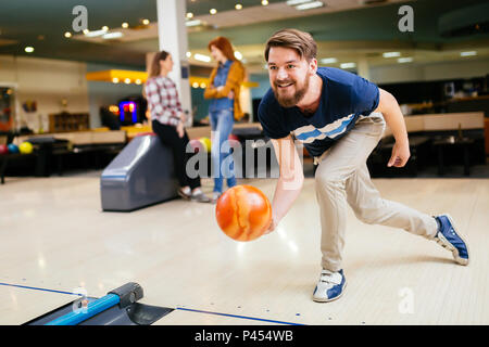 Bel homme bowling Banque D'Images