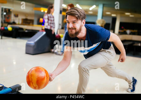 Bel homme bowling Banque D'Images