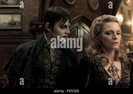 Titre original : Dark Shadows. Titre en anglais : les zones sombres. Réalisateur : TIM BURTON Film. Année : 2012. Stars : Michelle Pfeiffer, Johnny Depp. Credit : WARNER BROS. Album de photos / Banque D'Images