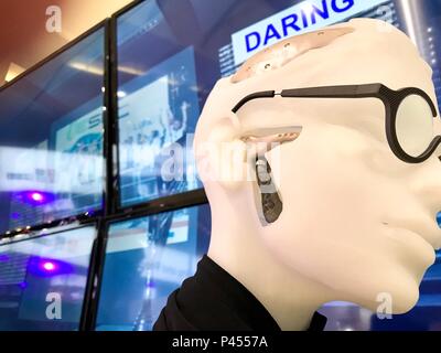 Hanovre, Allemagne - Avril 2018 : titane 3D printed ATM total ou la mâchoire prothèse conjointe par CADskills Utilisation de SLM au FLAM3D stand à Hannover Messe Banque D'Images