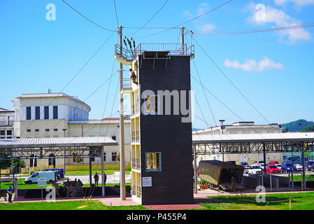 Un Italien Elève officier sous-officiers affectés à l'Ecole des Sous Officiers Viterbo, quitte le commandement multinational interarmées tower au cours de formation de recyclage dans l'air à Caserma Ederle, Vicenza, Italie, le 15 juin 2016. Le commandement multinational interarmées tower est de 34-pieds de haut et le seul tour de saut de l'armée en Europe. (Photo de spécialiste de l'information visuelle Davide Dalla Massara/libérés) Banque D'Images