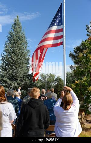 Les membres de la communauté de Great Falls, au Montana, célébrer le Jour du drapeau le 14 juin 2016, à l'oublier. Les civils et les militaires affectés à la 341e Escadre de missiles et la 120e Escadre de transport aérien se sont réunis pour honorer le symbole de la résilience de la nation et de la liberté. (U.S. Air Force photo/Navigant de première classe Magen M. Reeves) Banque D'Images