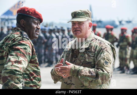 Le brigadier de l'armée américaine. Le général Kenneth Moore Jr. (droite), commandant adjoint de l'Afrique de l'armée américaine, et le brigadier. Le général Ferdinand Gaspard Olame Ndong (à gauche), Sous-chef d'état-major général des Forces armées de la République gabonaise, parler les uns avec les autres pendant le jour de l'ouverture de la cérémonie pour cette année, l'Accord Central exercer à Libreville au Gabon le 13 juin 2016. L'exercice de l'Afrique de l'armée américaine Accord Central 2016 est un annuel, combinés, exercice militaire conjoint qui réunit les nations partenaires pour pratiquer et démontrer sa compétence dans la conduite des opérations de maintien de la paix. (DoD News photo par TSgt Brian Kimball) Banque D'Images