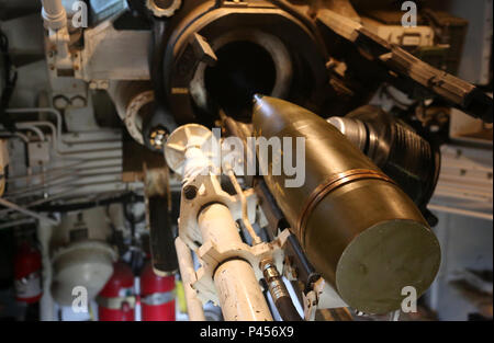 Une tour d'artillerie de 155mm appartenant à Batterie B, 1er Bataillon, 41e Régiment d'artillerie, 1st Armored Brigade Combat Team, 3e Division d'infanterie, tiré d'un Paladin M109A6 pendant le fonctionnement du système d'artillerie Anakonda dans la zone d'entraînement de Szczecin (DPTA) près de Oleszno, Pologne, le 14 juin 2016. Anakonda 2016 est un exercice multinational dirigée par la Pologne, qui aura lieu en Pologne du 7 au 17 juin. Cet exercice implique plus de 31 000 participants de plus de 20 nations. (U.S. Vidéo de l'armée par le Sgt. Ashley En/libérés) Banque D'Images