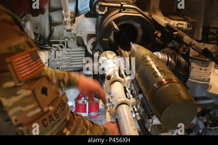 Soldat américain de la CPS. Nicholas Caster, attribué à Batterie B, 1er Bataillon, 41e Régiment d'artillerie, 1st Armored Brigade Combat Team, 3e Division d'infanterie, d'artillerie de 155mm charge une tour dans un Paladin M109A6 pendant le fonctionnement du système d'artillerie Anakonda dans la zone d'entraînement de Szczecin (DPTA) près de Oleszno, Pologne, le 14 juin 2016. Anakonda 2016 est un exercice multinational dirigée par la Pologne, qui aura lieu en Pologne du 7 au 17 juin. Cet exercice implique plus de 31 000 participants de plus de 20 nations. (U.S. Vidéo de l'armée par le Sgt. Ashley En/libérés) Banque D'Images