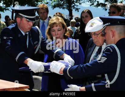 Le Lieutenant-colonel à la retraite Richard Cole, le dernier survivant Doolittle Raider, centre, rend hommage au Sergent. David J. Thatcher le 27 juin 2016, à Missoula, au Montana, Thatcher a été la deuxième à dernier Doolittle Raider et est récipiendaire de la médaille d'or du Congrès et de la Force aérienne Silver Star. Ses autres décorations : la Distinguished Flying Cross, médaille de l'air avec quatre grappes de feuilles de chêne, et l'armée chinoise, de la Marine et de l'Air Medal. Banque D'Images