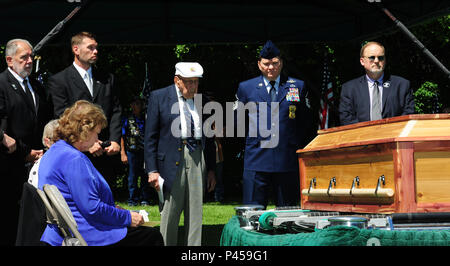 Le Lieutenant-colonel à la retraite Richard Cole, le dernier survivant Doolittle Raider, centre, rend hommage au Sergent. David J. Thatcher le 27 juin 2016, à Missoula, au Montana, Thatcher a été la deuxième à dernier Doolittle Raider et est récipiendaire de la médaille d'or du Congrès et de la Force aérienne Silver Star. Ses autres décorations : la Distinguished Flying Cross, médaille de l'air avec quatre grappes de feuilles de chêne, et l'armée chinoise, de la Marine et de l'Air Medal. Banque D'Images