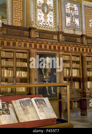 LIBRO DE JUEGOS EXPUESTO EN SU VITRINA. Auteur : Alfonso X le Sage de Castille (1221-1284). Emplacement : MONASTERIO-BIBLIOTECA-EDIFICIO, San Lorenzo del Escorial, Madrid, Espagne. Banque D'Images