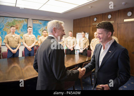 160627-N-LV331-001 LONDRES (27 juin 2016) Secrétaire de la Marine (SECNAV) Ray Mabus accueille l'Ambassadeur des États-Unis au Royaume-Uni, Matthew Barzun lors d'une visite à l'ambassade. Claude est dans la zone dans le cadre d'une multinationale à l'excursion de la zone de responsabilité du commandement pour répondre marins et Marines, et de gouvernement et les chefs militaires. (U.S. Photo par marine Spécialiste de la communication de masse 1re classe Armando Gonzales/libérés) Banque D'Images