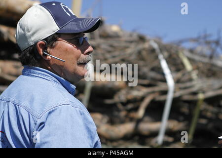 Douglas A. Dupris Maintenance, Directeur de la Société de logement de la rivière Cheyenne Cheyenne River pour la tribu des Sioux, diriger une armée américaine M915A3 tracteur tirant des locomotives de bois qui est véhiculée par les pilotes à partir du 154e Scottish Regiment, Royal Logistics Corp., l'armée britannique, et 1244th Transportation Company, New Jersey Army National Guard, lors d'un drop off bois pour la tribu Sioux Coyote d'or à l'appui de l'exercice, Dédougou, S.D., 15 juin 2016. Le Coyote d'or l'exercice est un trois-phase, axée sur des mises en exercice mené dans les Black Hills du Dakota du Sud et le Wyoming, qui e Banque D'Images