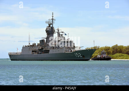 160628-N-QL961-151 PEARL HARBOR (28 juin 2016) de la Royal Australian Navy navire HMAS Warramunga (FFH 152) arrive à une base commune pour Harbor-Hickam Pearl of the Pacific Rim 2016. Vingt-six nations, plus de 40 navires et sous-marins, plus de 200 avions et 25 000 personnes participent à l'EXERCICE RIMPAC du 30 juin au 4 août, dans et autour des îles Hawaï et la Californie du Sud. Le plus grand exercice maritime international RIMPAC, offre une formation unique qui aide les participants à favoriser et soutenir les relations de coopération qui sont essentielles pour assurer la sécurité de l'al. Banque D'Images