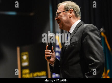 Mark Davis, Secrétaire adjoint de l'armée pour le marketing et directeur de l'armée et la recherche Marketing Group, traite de la nouvelle campagne publicitaire de l'armée à l'armée des affaires publiques Leadership Forum à Alexandria, en Virginie, le 3 juin 2016. (Photo par le Sgt. Alicia Marque.) Banque D'Images