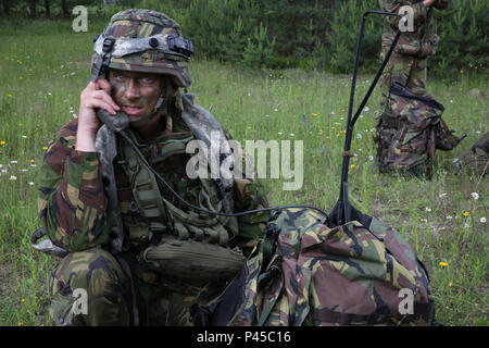 Un soldat néerlandais de la Compagnie Alpha, 11e Bataillon d'infanterie, 11ème brigade aéromobile fournit la sécurité tout en menant des opérations aéroportées au cours de réponse rapide 16 entraînement physique à la zone d'entraînement, un Hohenfels partie du centre de formation interarmées multinationale, à Grafenwoehr, Allemagne, Jun. 15, 2016. La réaction rapide de l'exercice est l'un des premiers événements de formation en intervention de crise militaire pour les forces aéroportées dans le monde. L'exercice est conçu pour améliorer l'état de préparation de la base de combat de la Force de réaction des Etats-Unis dans le monde - en ce moment la 82nd Airborne Division, 1ère Brigade Comba Banque D'Images