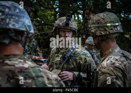 U.S ARMY Colonel Colin Tuley, centre, Chef de brigade de la 1ère Brigade Combat Team, 82nd Airborne Division reçoit une mise à jour de la mission tout en menant des opérations aéroportées au cours de réponse rapide 16 entraînement physique à la zone d'entraînement, un Hohenfels partie de la multinationale, Centre de préparation conjointe en Allemagne, Hohenfels, Jun. 15, 2016. La réaction rapide de l'exercice est l'un des premiers événements de formation en intervention de crise militaire pour les forces aéroportées dans le monde. L'exercice est conçu pour améliorer l'état de préparation de la base de combat de la Force de réaction des Etats-Unis dans le monde - en ce moment la 82nd Airborne Banque D'Images