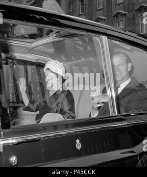 La reine Elizabeth II, aux côtés du prince Philip, duc d'Édimbourg, sourire et des vagues à proximité qu'ils quittent le palais de Buckingham pour l'aéroport de Heathrow à voler au Canada. Banque D'Images