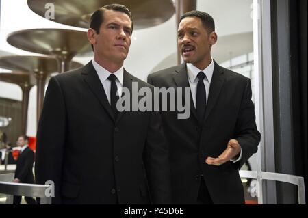 Titre original : MEN IN BLACK 3. Titre en anglais : MEN IN BLACK 3. Film Réalisateur : Barry Sonnenfeld. Année : 2012. Stars : Will Smith, Josh Brolin. Credit : Amblin Entertainment / Album Banque D'Images