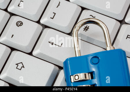 Un clavier avec touche entrée et un cadenas pour illustrer la cyber-sécurité en ligne et la protection des données PIBR concept. Angleterre Royaume-uni Grande-Bretagne Banque D'Images