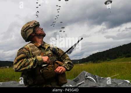 Le colonel Colin P. Tuley, commandant de la 1re Brigade Combat Team, 82e Division aéroportée à Fort Bragg, Caroline du Nord, récupère son parachute pendant qu'il observe les soldats avec la 1ère BCT descendre au sol dans une multinationale à l'entraînement en cas dans le cadre du Projet conjoint de l'exercice Multinational Centre de préparation à l'intervention rapide de l'armée des États-Unis, l'Allemagne, la garnison Hohenfels, 15 juin 2016. La réaction rapide de l'exercice est l'un des premiers événements de formation en intervention de crise militaire pour les forces multinationales dans le monde. Leur exercice est conçu pour améliorer l'état de préparation de la base de combat de l'U.S Banque D'Images