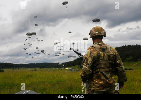 Le colonel Colin P. Tuley, commandant de la 1re Brigade Combat Team, 82e Division aéroportée à Fort Bragg, Caroline du Nord, récupère son parachute pendant qu'il observe les soldats avec la 1ère BCT descendre au sol dans une multinationale à l'entraînement en cas dans le cadre du Projet conjoint de l'exercice Multinational Centre de préparation à l'intervention rapide de l'armée des États-Unis, l'Allemagne, la garnison Hohenfels, 15 juin 2016. La réaction rapide de l'exercice est l'un des premiers événements de formation en intervention de crise militaire pour les forces multinationales dans le monde. Leur exercice est conçu pour améliorer l'état de préparation de la base de combat de l'U.S Banque D'Images