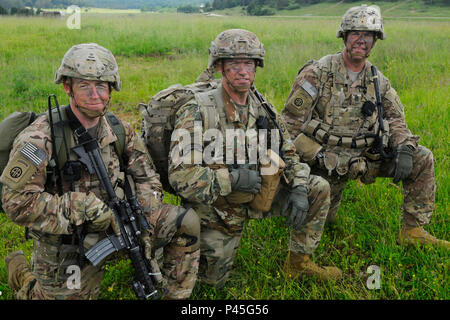 De gauche à droite : le Major Michael Tomlin, officier des opérations de la brigade avec la 1re Brigade Combat Team/82nd Airborne Division ; le Colonel Colin P. Tuley, commandant de la 1re Brigade Combat Team/82nd Airborne Division ; et Commandement Le Sgt. Le major Matthew O'Brien, sergent-major de commandement du 2e bataillon du 501e Parachute Infantry Regiment, après avoir sauté dans le centre de préparation interarmées multinationale, Hohenfels, Allemagne, le 15 juin 2016. La réaction rapide de l'exercice est l'un des premiers événements de formation en intervention de crise militaire pour les forces multinationales dans le monde. Leur exercice est conçu pour améliorer t Banque D'Images