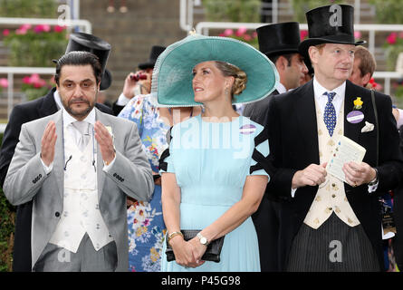 Propriétaire de chevaux (gauche-droite) Imad Al Sagar, la comtesse de Wessex, et le comte de Derby au cours de la deuxième journée du Royal Ascot à Ascot Racecourse. Banque D'Images