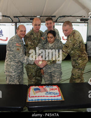 Les soldats de l'armée américaine, le général Paul Benenati (extrême gauche), le Brig. Bgén Chris Gentry (à gauche), de PFC. Glenda Aguilar (milieu), Brig. Le général Brently White (droite) et Brigue. Le général Aaron T. Walter (à droite) prendre la première coupe à la 241e anniversaire gâteau de l'armée le 14 juin 2016 à Fort Hunter Liggett, en Californie au cours de la au cours de la 91e Divisions Formation Formation Soutien au combat de l'exercice. (U.S. Photo de l'Armée Le lieutenant Kevin Braafladt 1er, 91e Division de la formation aux affaires publiques.) Banque D'Images