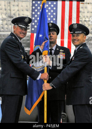 Le lieutenant Gen. Samuel D. Cox, commandant de la 18e Armée de l'Air, passe officiellement le guide de la 89e escadre de transport aérien au colonel Casey D. Eaton à la base interarmées Andrews, Maryland, le 17 juin 2016, marquant la prise de commandement par Eaton du colonel John C. Millard. Eaton commandait auparavant la 515e escadre des opérations de mobilité aérienne à la base interarmées Pearl Harbor-Hickam, à Hawaï. La 89th AW fournit un soutien de mission de transport aérien spécial aux hauts dirigeants américains, y compris le président et le vice-président, assurant la préparation opérationnelle et la mobilité aérienne pour les missions critiques. Banque D'Images
