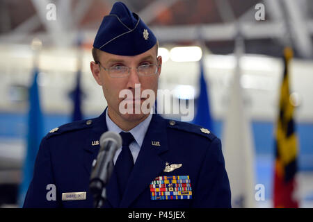 Le lieutenant Col. Andrew Gabrielski, directeur d'état-major de la 89e escadre de transport aérien, raconte la cérémonie de passation de commandement à la base interarmées Andrews, Maryland, le 17 juin 2016. Le colonel John C. Millard cède le commandement au colonel Casey D. Eaton, qui assume la direction de la 89th AW, une aile prête au combat de plus de 1 100 aviateurs fournissant un soutien de la Mission spéciale de transport aérien au président, au vice-président, aux membres du cabinet, aux commandants combattants et à d'autres hauts dirigeants, maintenant l'état de préparation opérationnelle et soutenant les opérations du Commandement de la mobilité aérienne et de la Maison Blanche. Banque D'Images