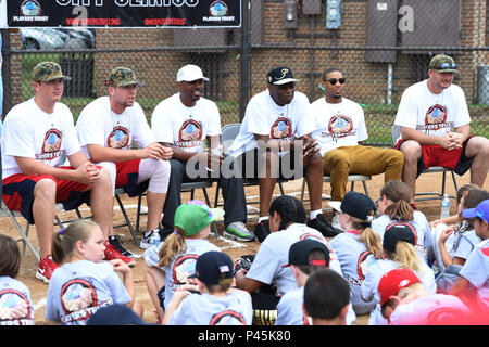 Nationals de Washington les membres de l'équipe (de gauche à droite) Sammy Solis, lanceur, Blake Treinen, lanceur, Jacque Jones, sous-hitting wagon, Johnnie "Dusty" Baker, gestionnaire, Ben Revere, évoluant, et Clint Robinson, premier but, n'a Q&A avec les enfants du personnel militaire à la fiducie de joueurs des ligues majeures de baseball pour les jeunes de la clinique de la ville clinique de baseball sur Joint Base Andrews, dans le Maryland, le 28 juin 2016. La confiance des joueurs, DC gris, un Cal Ripken Collegiate Baseball League, l'équipe de l'USO et coordonné de métro cet événement. Plus de 100 enfants ont assisté à la clinique, l'encadrement de collegiate et profes Banque D'Images