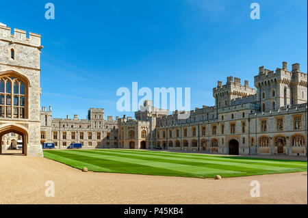 Groupe de bâtiments à l'angle supérieur Ward et le Quadrilatère du château de Windsor, résidence royale à Windsor dans le comté de Berkshire, England, UK Banque D'Images